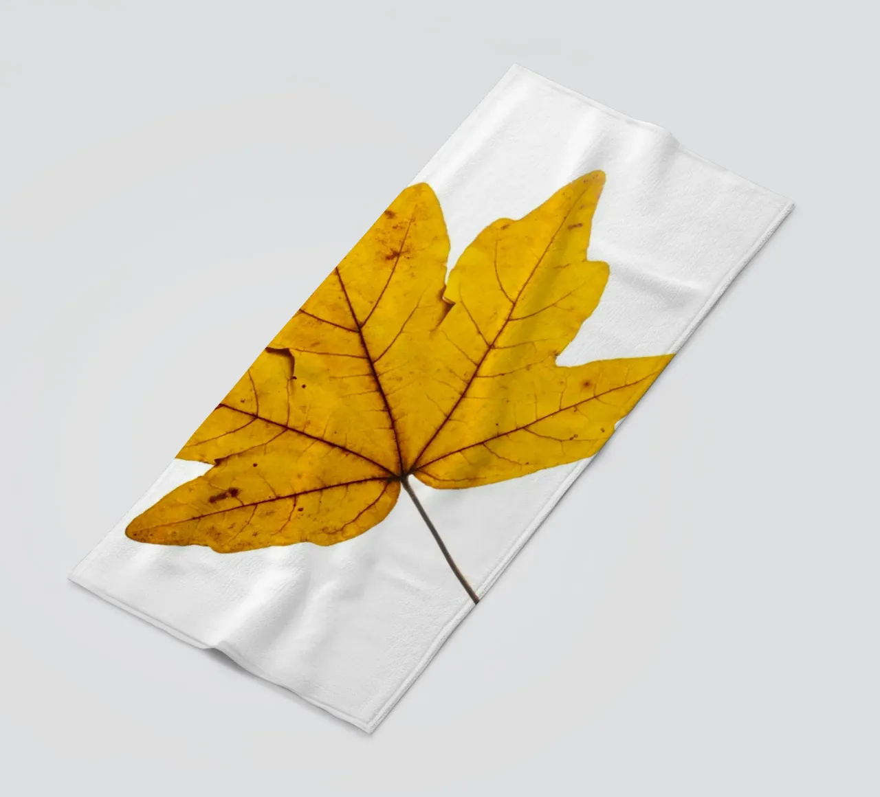Feuille d'érable en jaune d'automne sur blanc serviette de plage de Bilderwelt - Kunst für die Wand