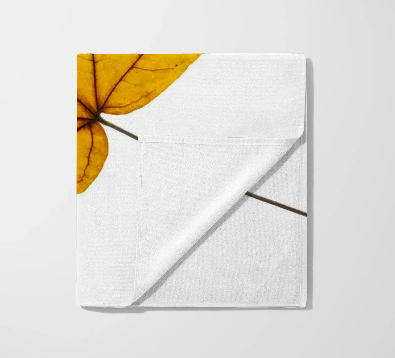 Feuille d'érable en jaune d'automne sur blanc serviette de plage de Bilderwelt - Kunst für die Wand