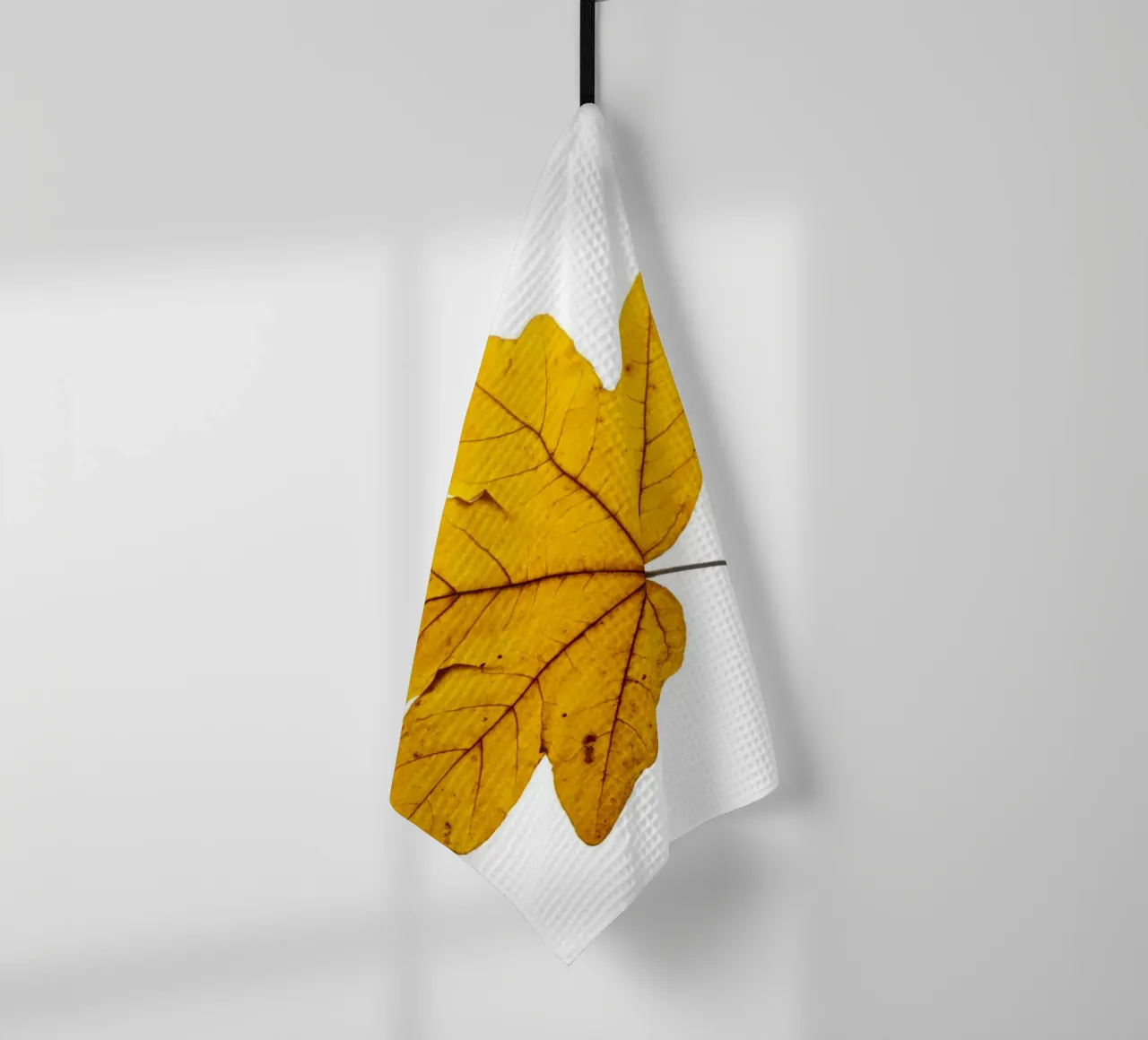 Feuille d'érable en jaune d'automne sur blanc torchon de Bilderwelt - Kunst für die Wand