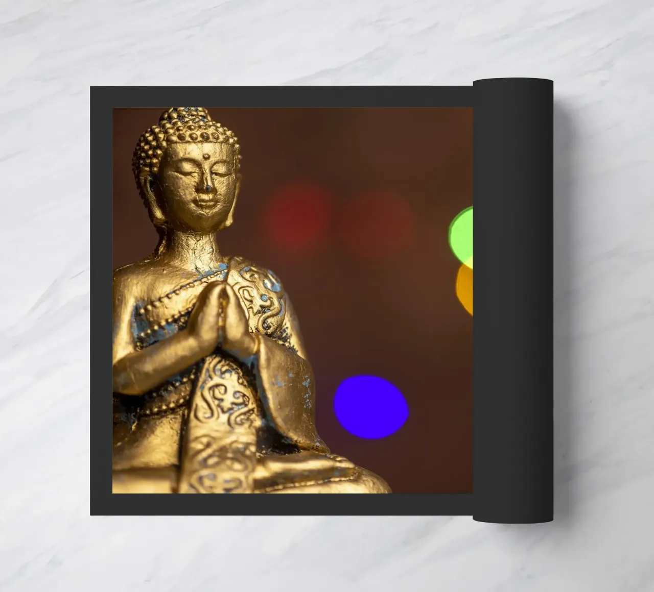 Buddha d'oro con giochi di luce colorati zerbino da Bilderwelt - Kunst für die Wand