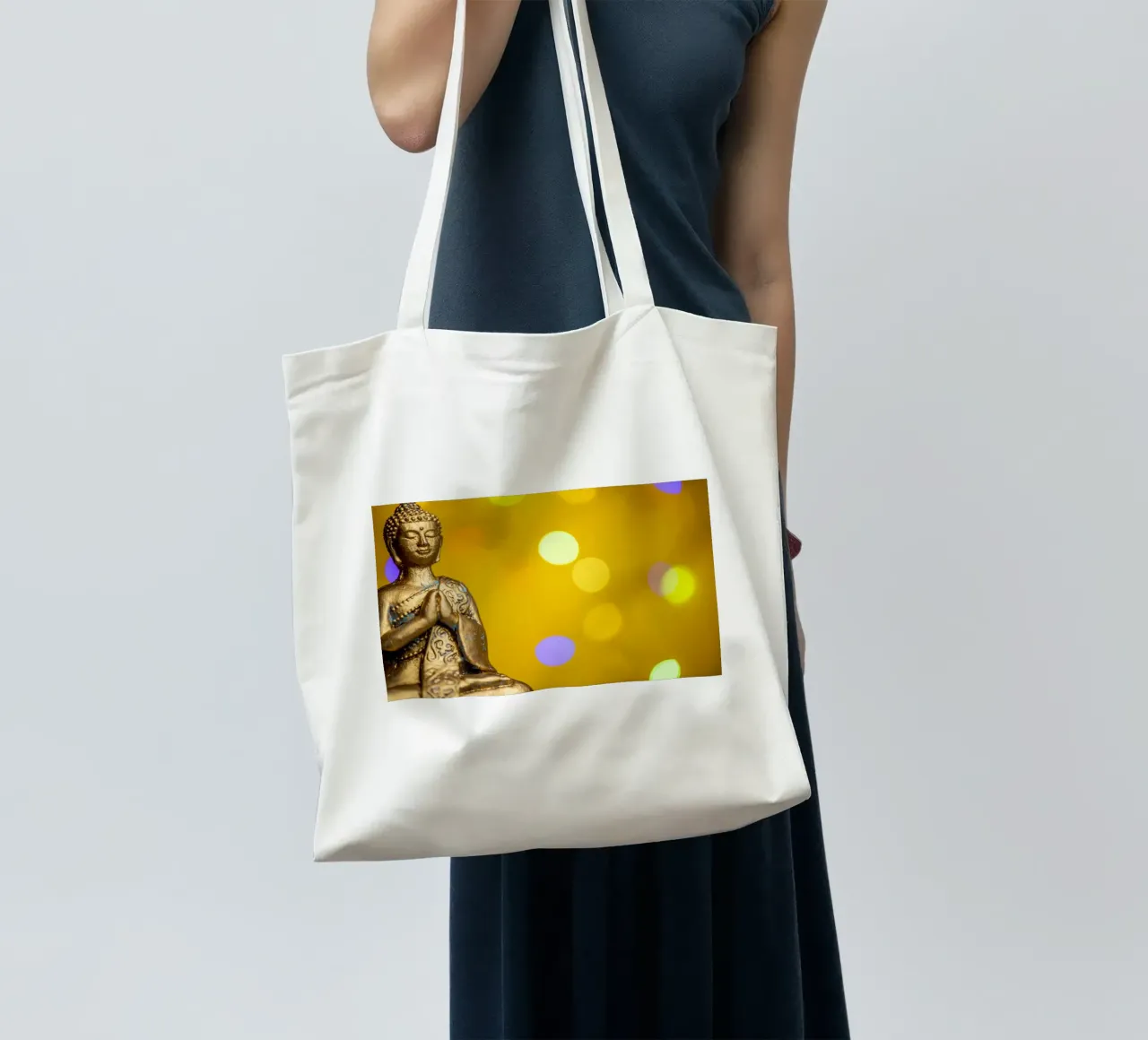 Bouddha doré devant un cercle de lumière jaune tote bag de Bilderwelt - Kunst für die Wand