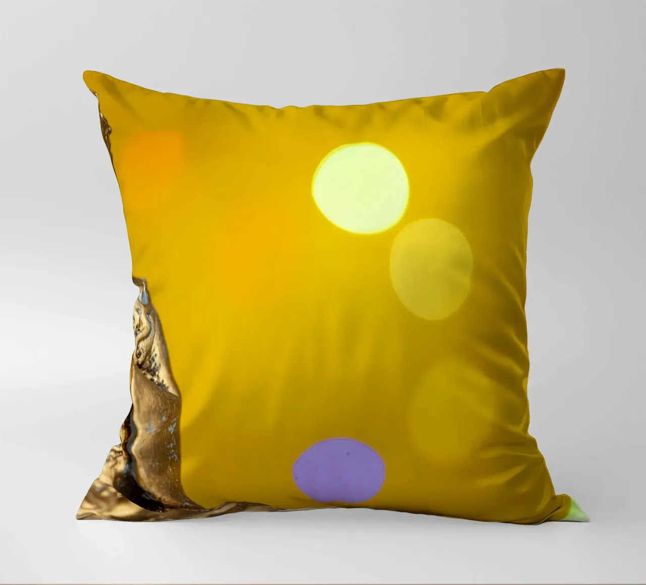 Bouddha doré devant un cercle de lumière jaune coussin de Bilderwelt - Kunst für die Wand