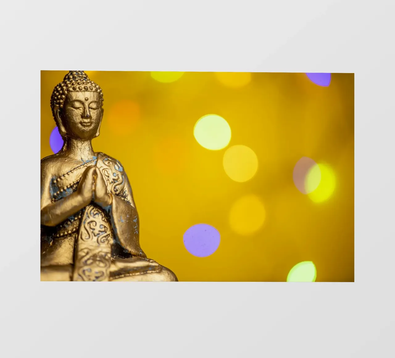 Bouddha doré devant un cercle de lumière jaune bâche pvc de Bilderwelt - Kunst für die Wand