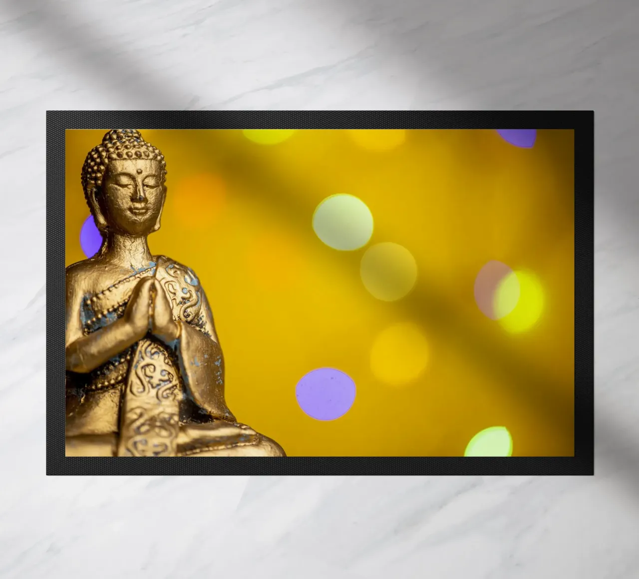 Bouddha doré devant un cercle de lumière jaune paillasson de Bilderwelt - Kunst für die Wand