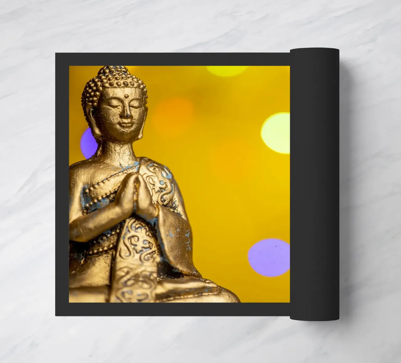 Bouddha doré devant un cercle de lumière jaune paillasson de Bilderwelt - Kunst für die Wand