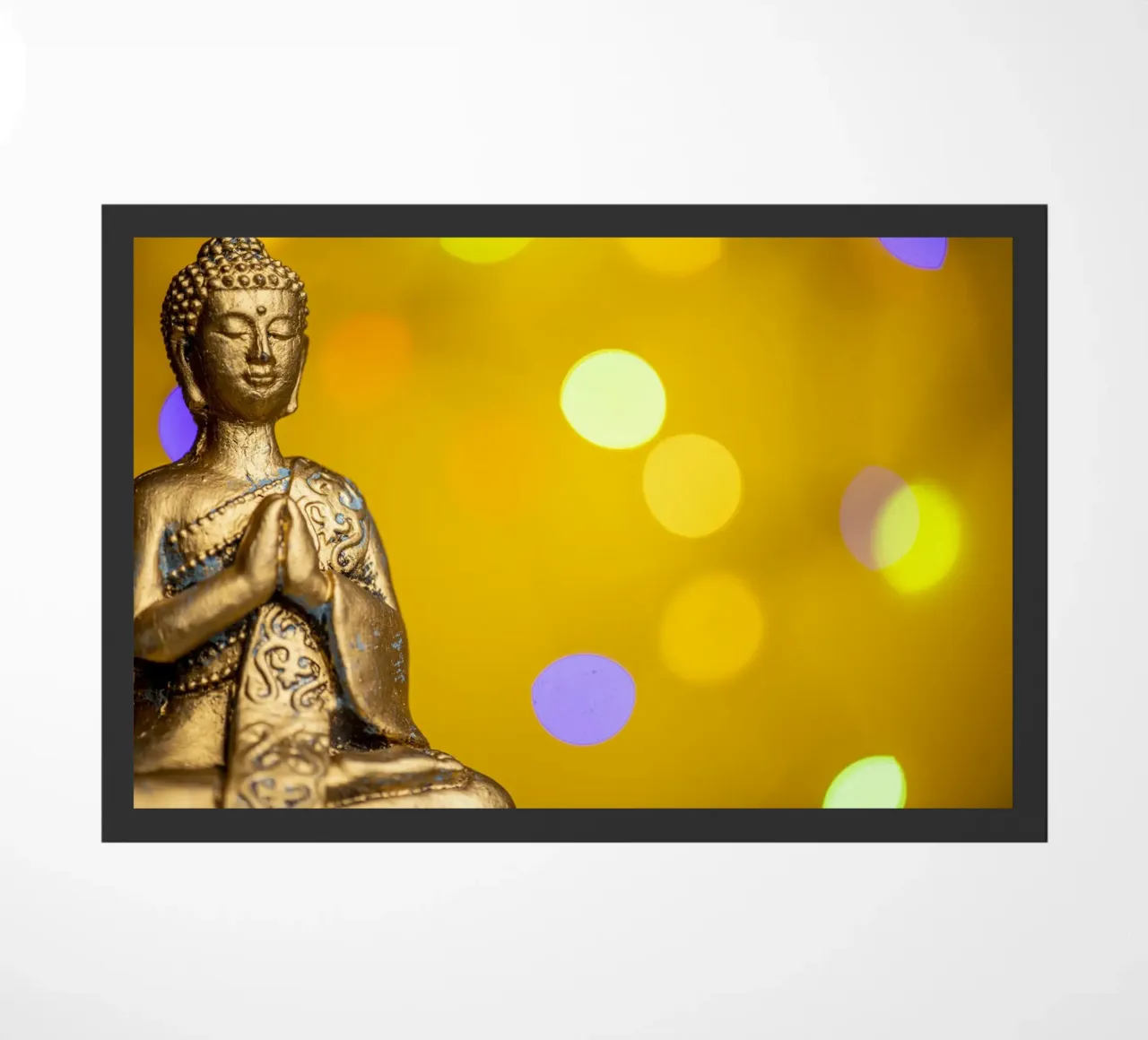 Bouddha doré devant un cercle de lumière jaune paillasson de Bilderwelt - Kunst für die Wand