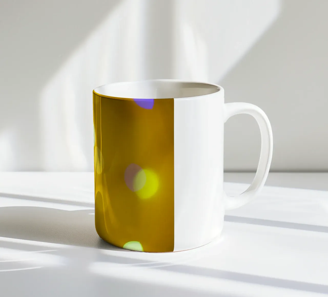 Bouddha doré devant un cercle de lumière jaune mug en céramique de Bilderwelt - Kunst für die Wand