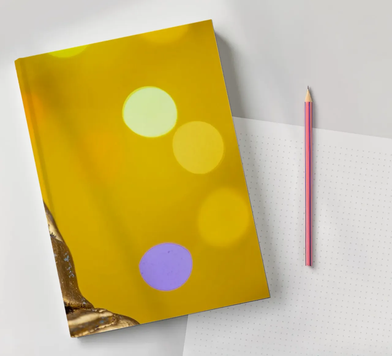 Bouddha doré devant un cercle de lumière jaune carnet de notes de Bilderwelt - Kunst für die Wand