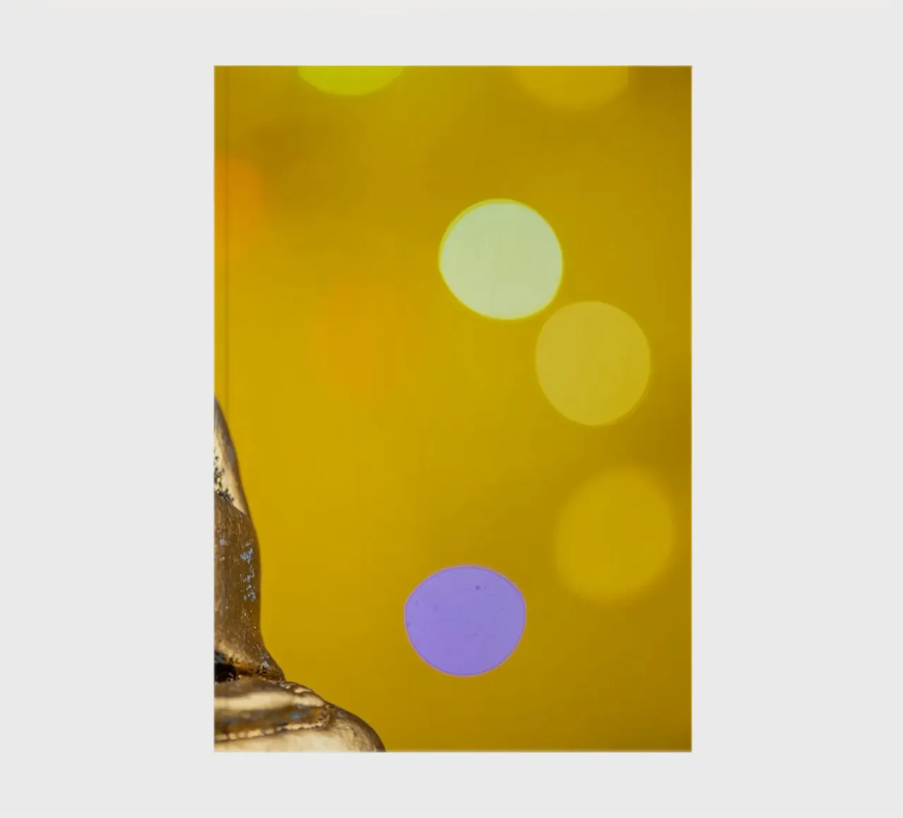 Bouddha doré devant un cercle de lumière jaune carnet de notes de Bilderwelt - Kunst für die Wand
