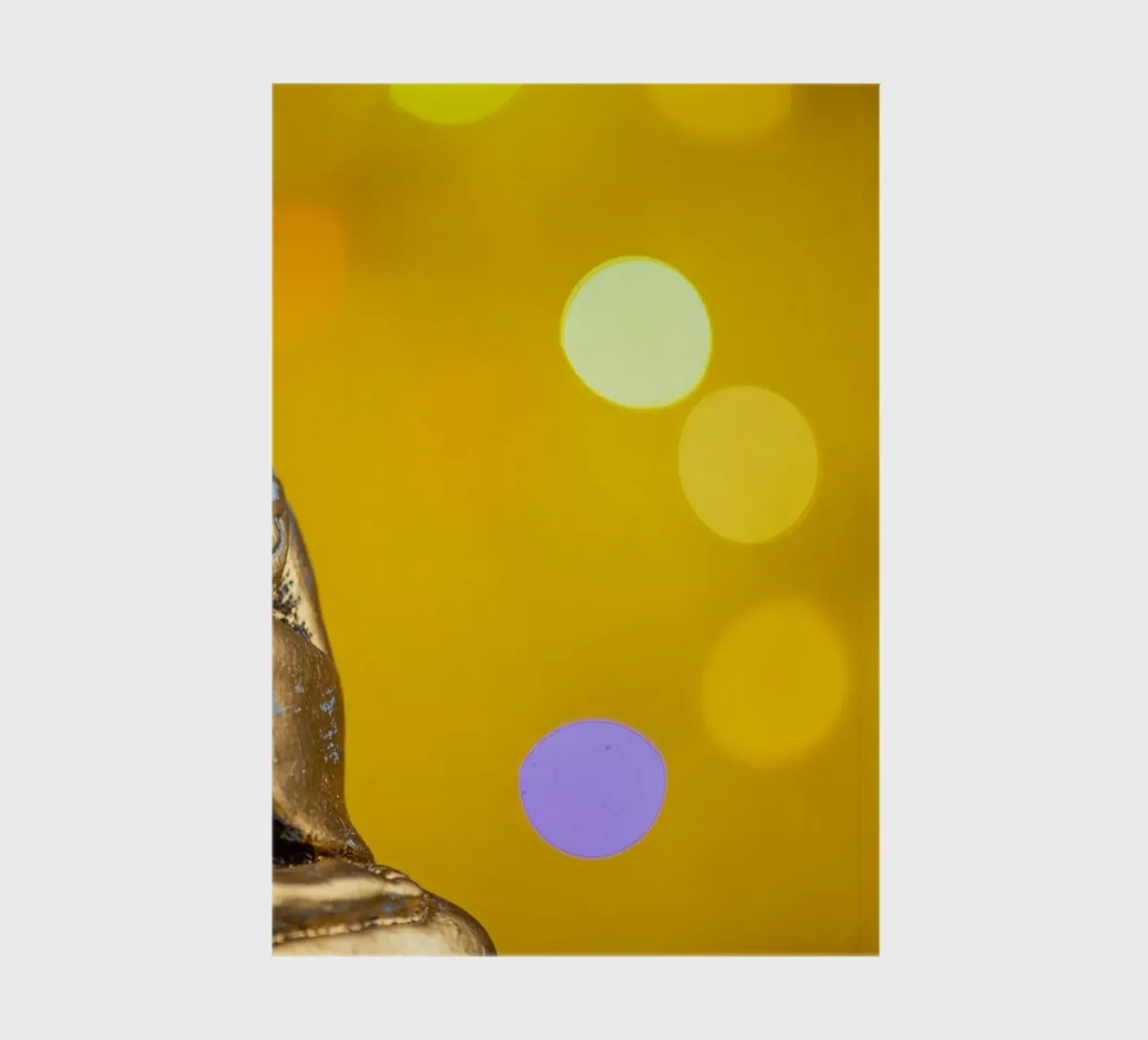 Bouddha doré devant un cercle de lumière jaune carnet de notes de Bilderwelt - Kunst für die Wand