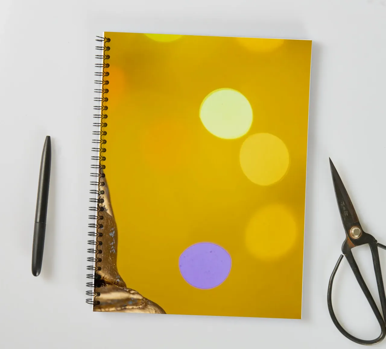 Bouddha doré devant un cercle de lumière jaune carnet à spirale de Bilderwelt - Kunst für die Wand