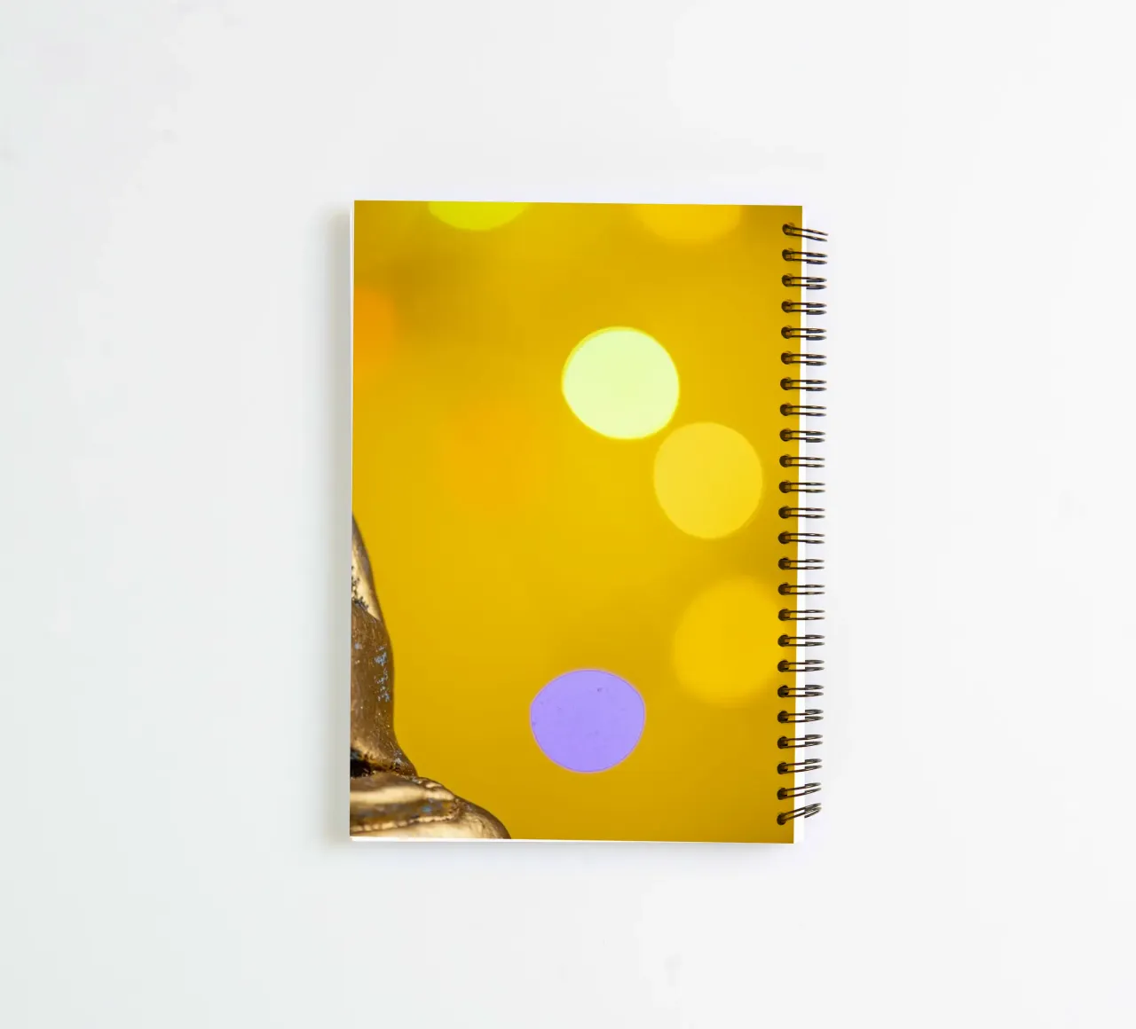 Bouddha doré devant un cercle de lumière jaune carnet à spirale de Bilderwelt - Kunst für die Wand