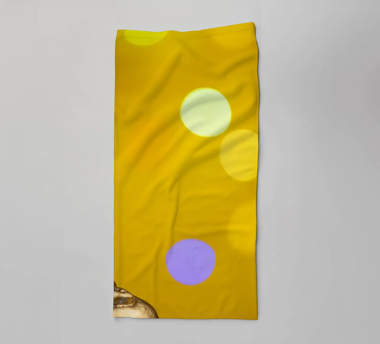 Bouddha doré devant un cercle de lumière jaune serviette de bain de Bilderwelt - Kunst für die Wand