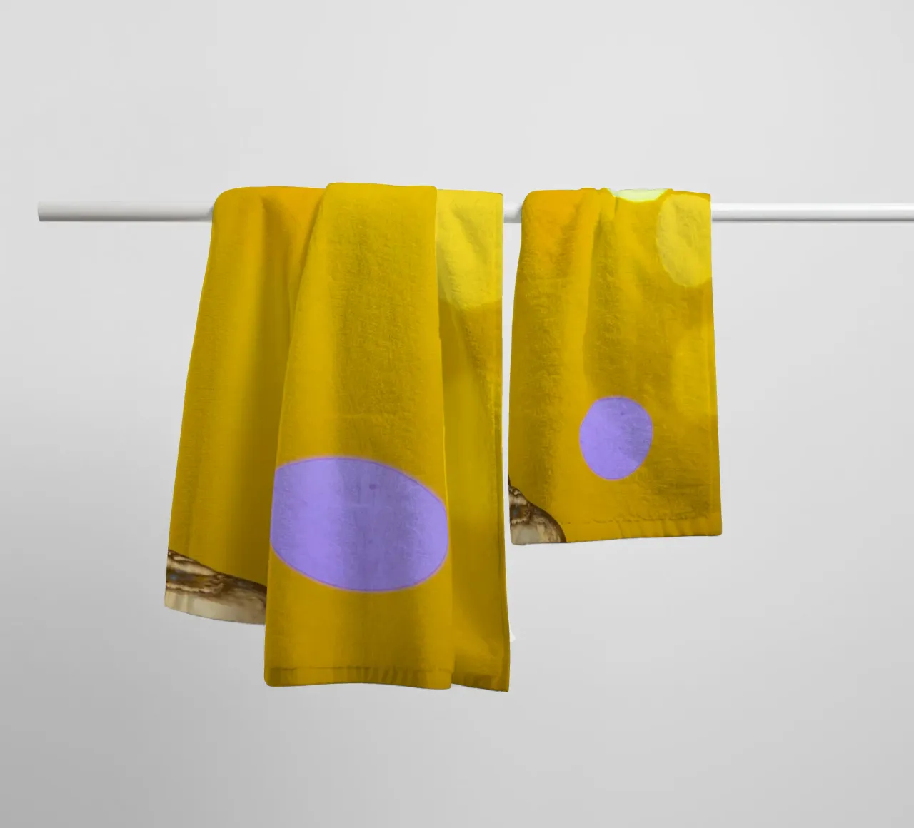 Bouddha doré devant un cercle de lumière jaune serviette de bain de Bilderwelt - Kunst für die Wand