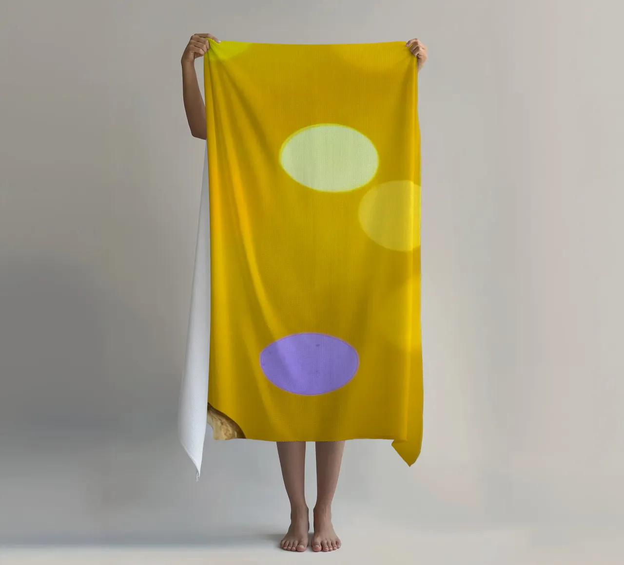 Bouddha doré devant un cercle de lumière jaune serviette de plage de Bilderwelt - Kunst für die Wand