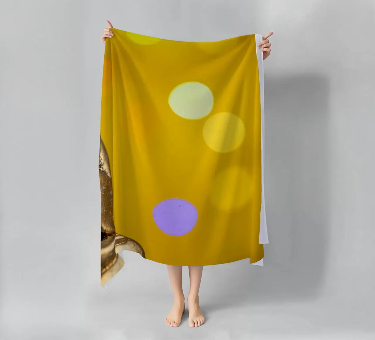 Bouddha doré devant un cercle de lumière jaune serviette de plage de Bilderwelt - Kunst für die Wand