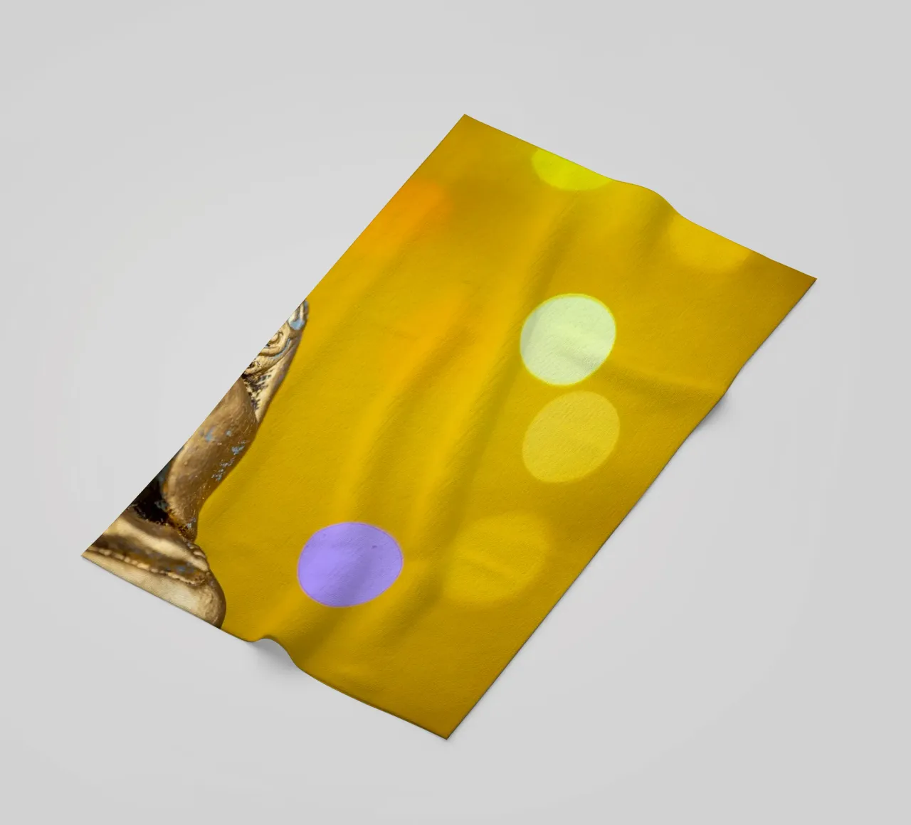Bouddha doré devant un cercle de lumière jaune serviette de plage de Bilderwelt - Kunst für die Wand