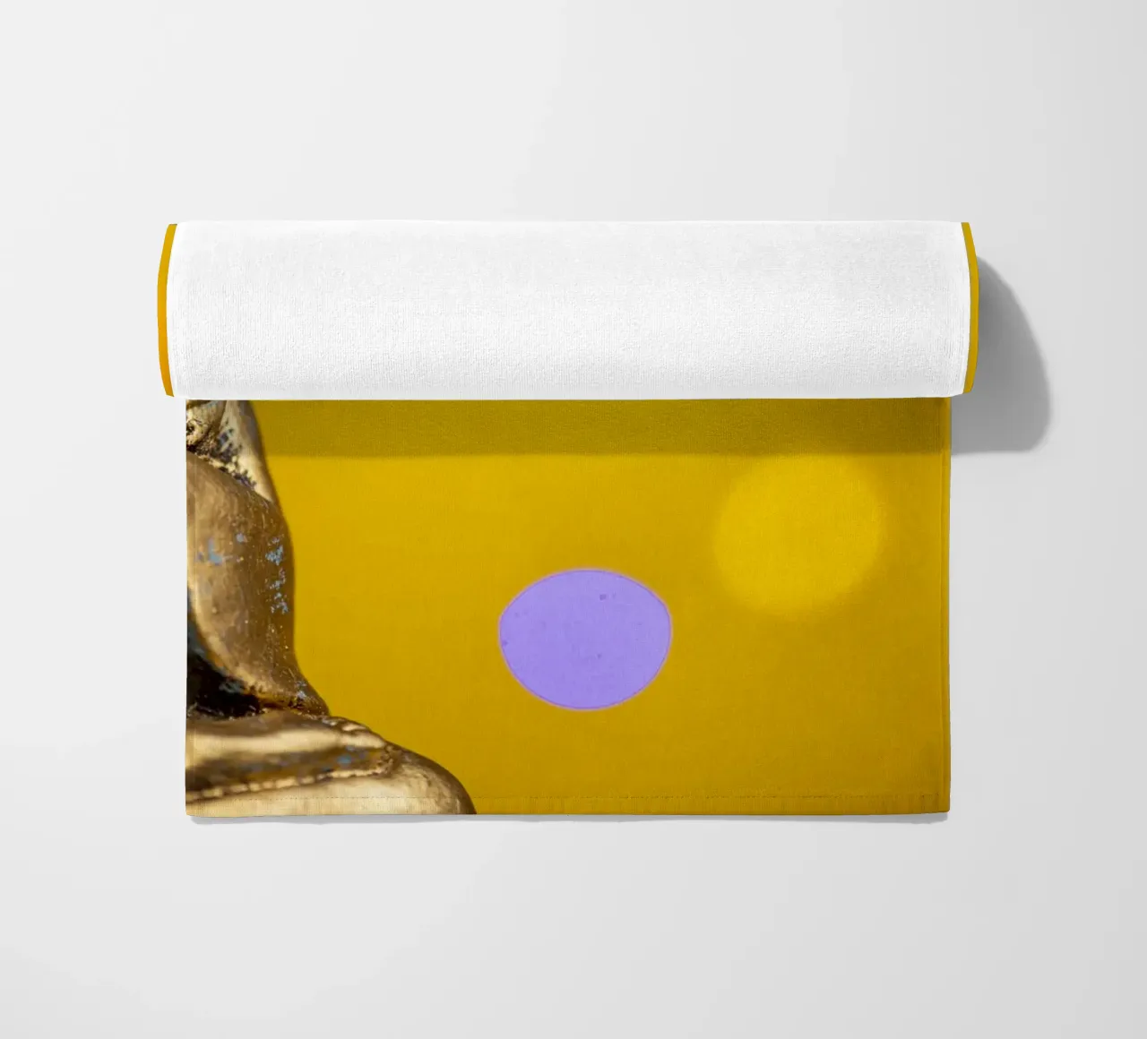 Bouddha doré devant un cercle de lumière jaune serviette de plage de Bilderwelt - Kunst für die Wand