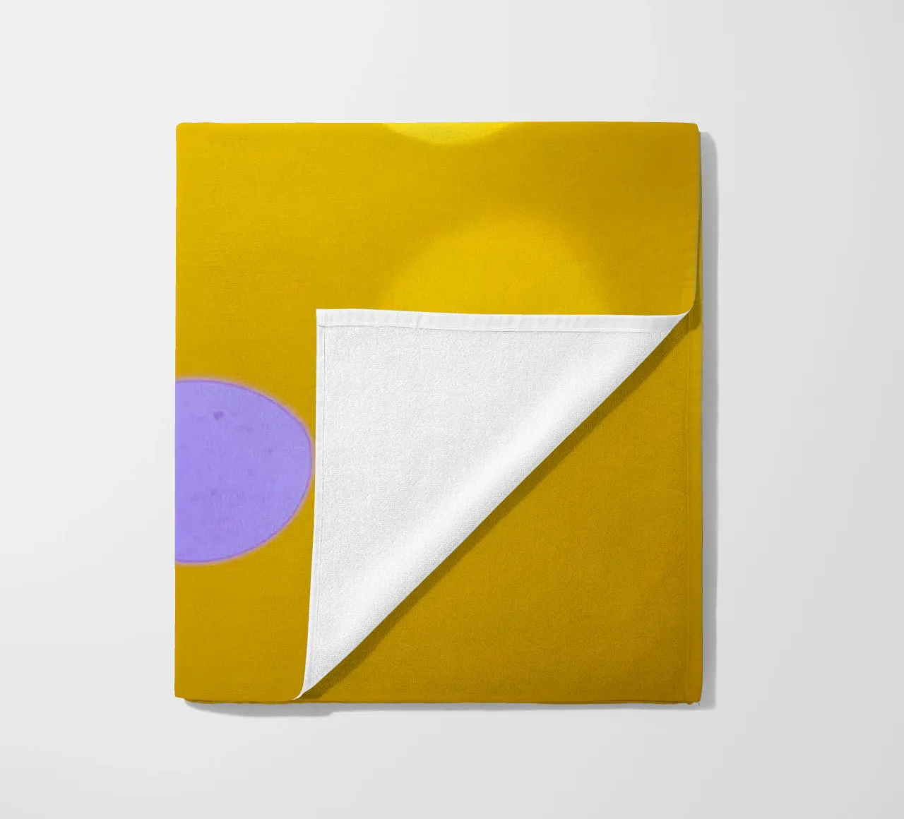 Bouddha doré devant un cercle de lumière jaune serviette de plage de Bilderwelt - Kunst für die Wand