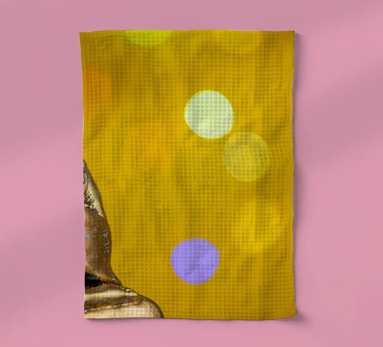 Bouddha doré devant un cercle de lumière jaune torchon de Bilderwelt - Kunst für die Wand