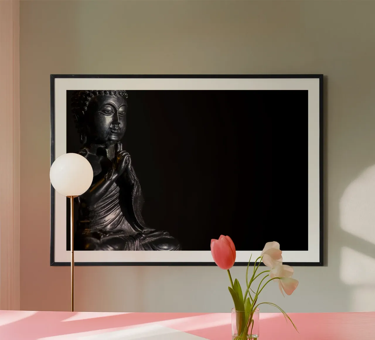 Meditativer Buddha vor schwarzem Hintergrund Poster mit Aluminium Rahmen von Bilderwelt - Kunst für die Wand