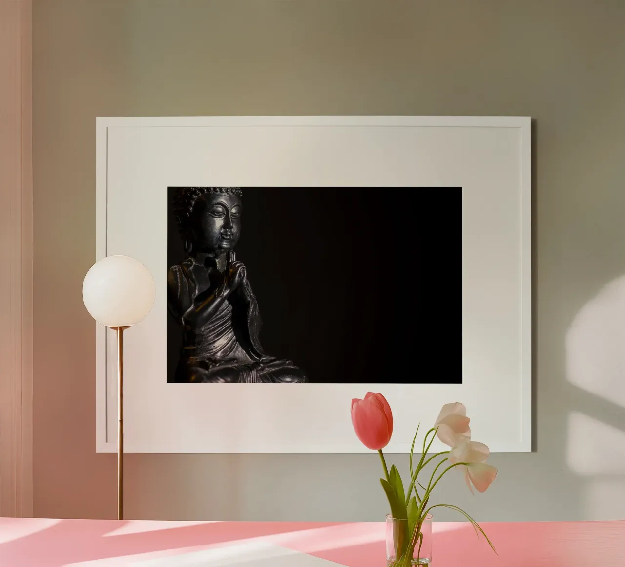 Meditativer Buddha vor schwarzem Hintergrund Poster mit Aluminium Rahmen von Bilderwelt - Kunst für die Wand