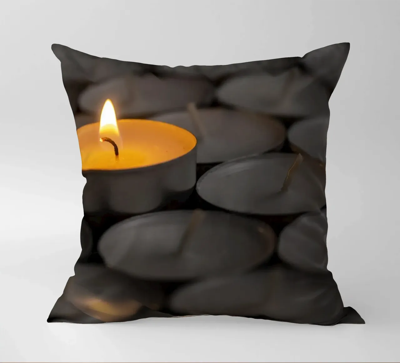 Singola fiamma tra le lampade da tè scure cuscino da Bilderwelt - Kunst für die Wand