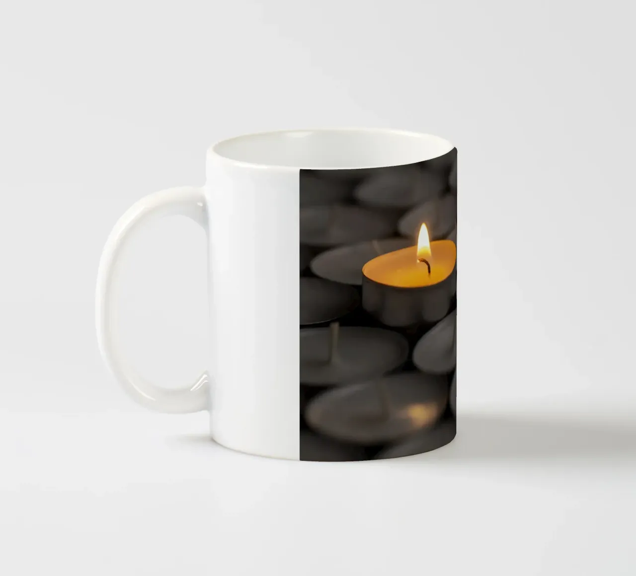Singola fiamma tra le lampade da tè scure tazza in ceramica da Bilderwelt - Kunst für die Wand