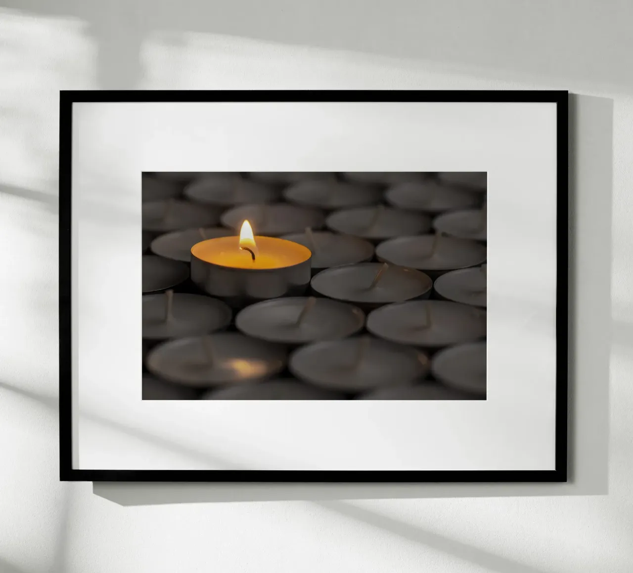 Singola fiamma tra le lampade da tè scure poster con telaio in alluminio da Bilderwelt - Kunst für die Wand