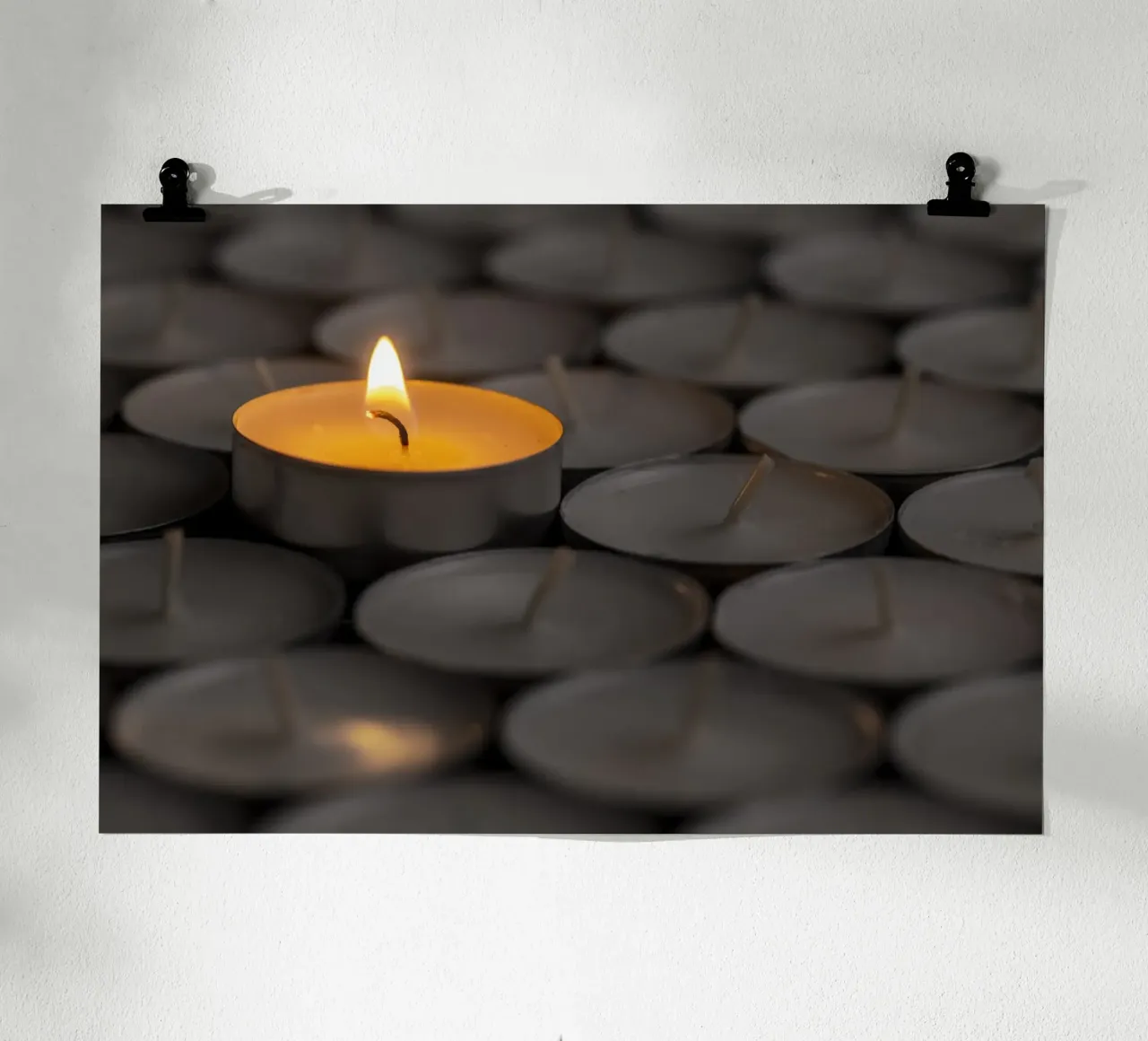 Singola fiamma tra le lampade da tè scure poster con telaio in alluminio da Bilderwelt - Kunst für die Wand
