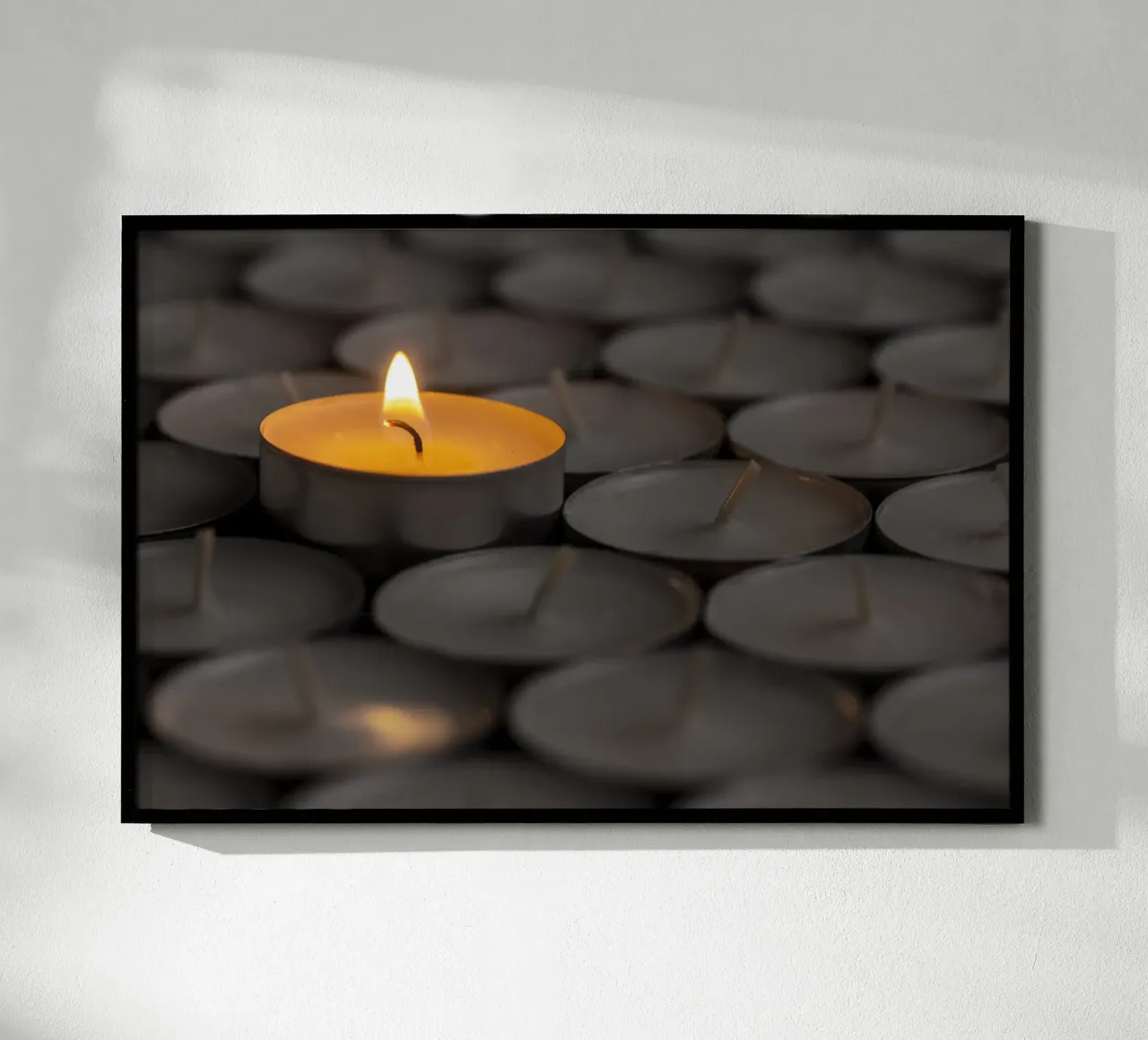 Singola fiamma tra le lampade da tè scure poster con telaio in alluminio da Bilderwelt - Kunst für die Wand