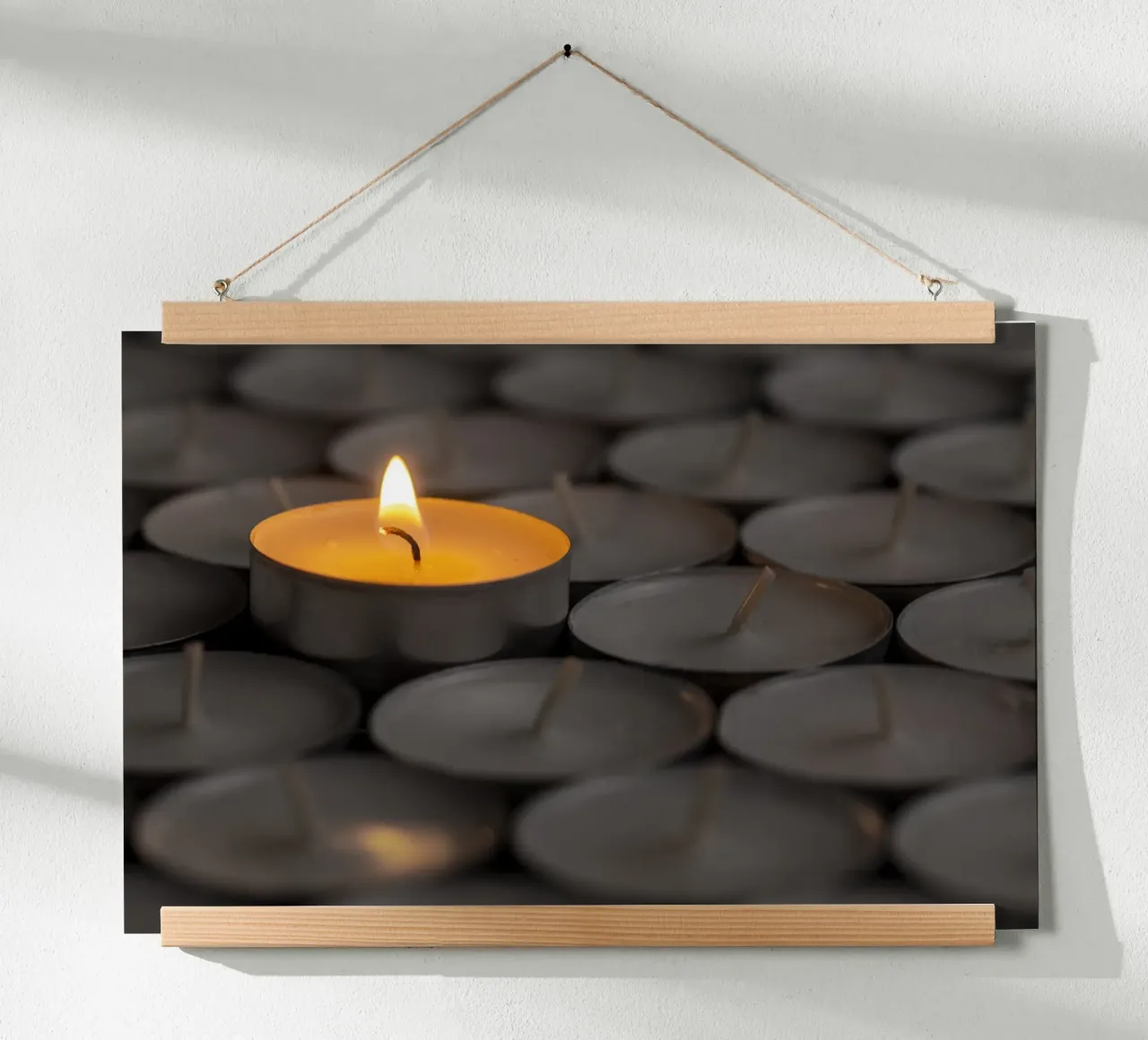 Singola fiamma tra le lampade da tè scure poster con telaio in alluminio da Bilderwelt - Kunst für die Wand