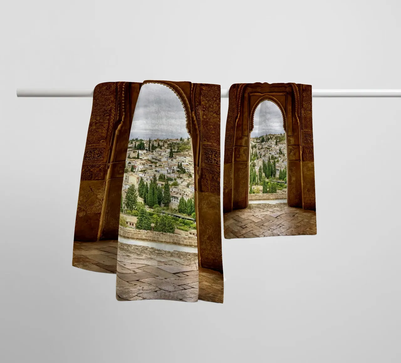 Vue sur le jardin du Generalife à travers les fenêtres de l'Alhambra serviette de bain de Bilderwelt - Kunst für die Wand