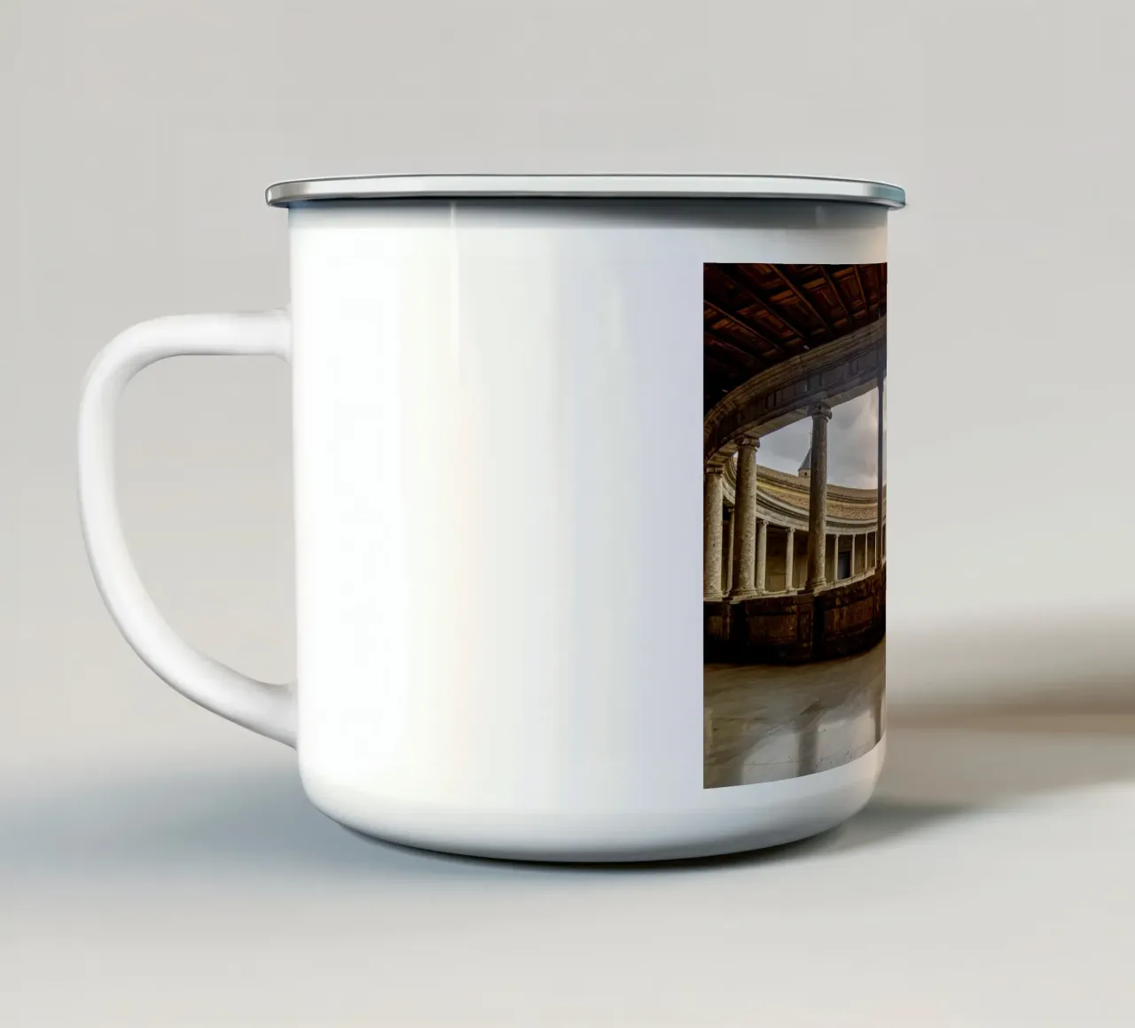 Cortile del Palazzo di Carlo V a Granada tazza in smalto da Bilderwelt - Kunst für die Wand
