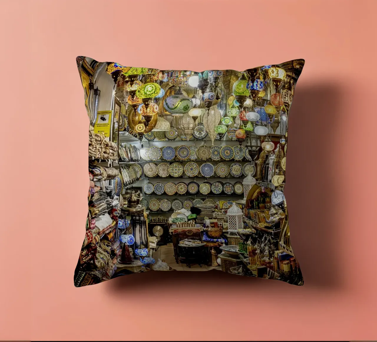 Negozio di souvenir con tappeti e lanterne cuscino da Bilderwelt - Kunst für die Wand