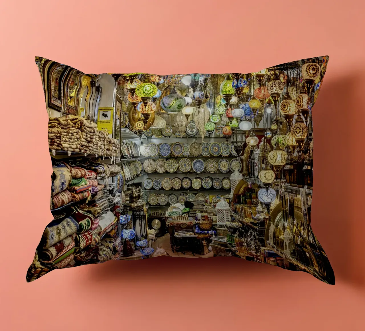 Negozio di souvenir con tappeti e lanterne cuscino da Bilderwelt - Kunst für die Wand