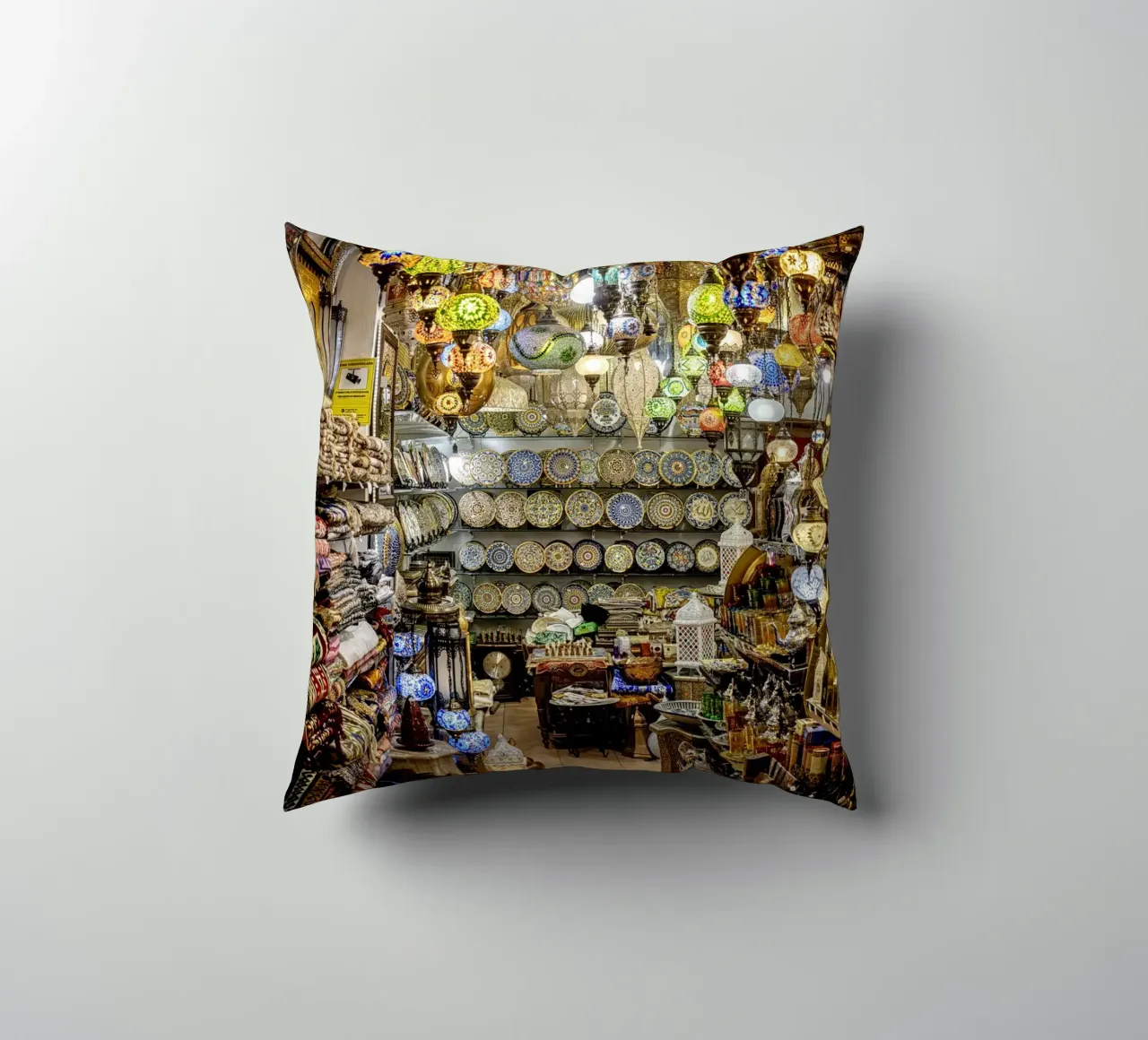 Negozio di souvenir con tappeti e lanterne cuscino da Bilderwelt - Kunst für die Wand