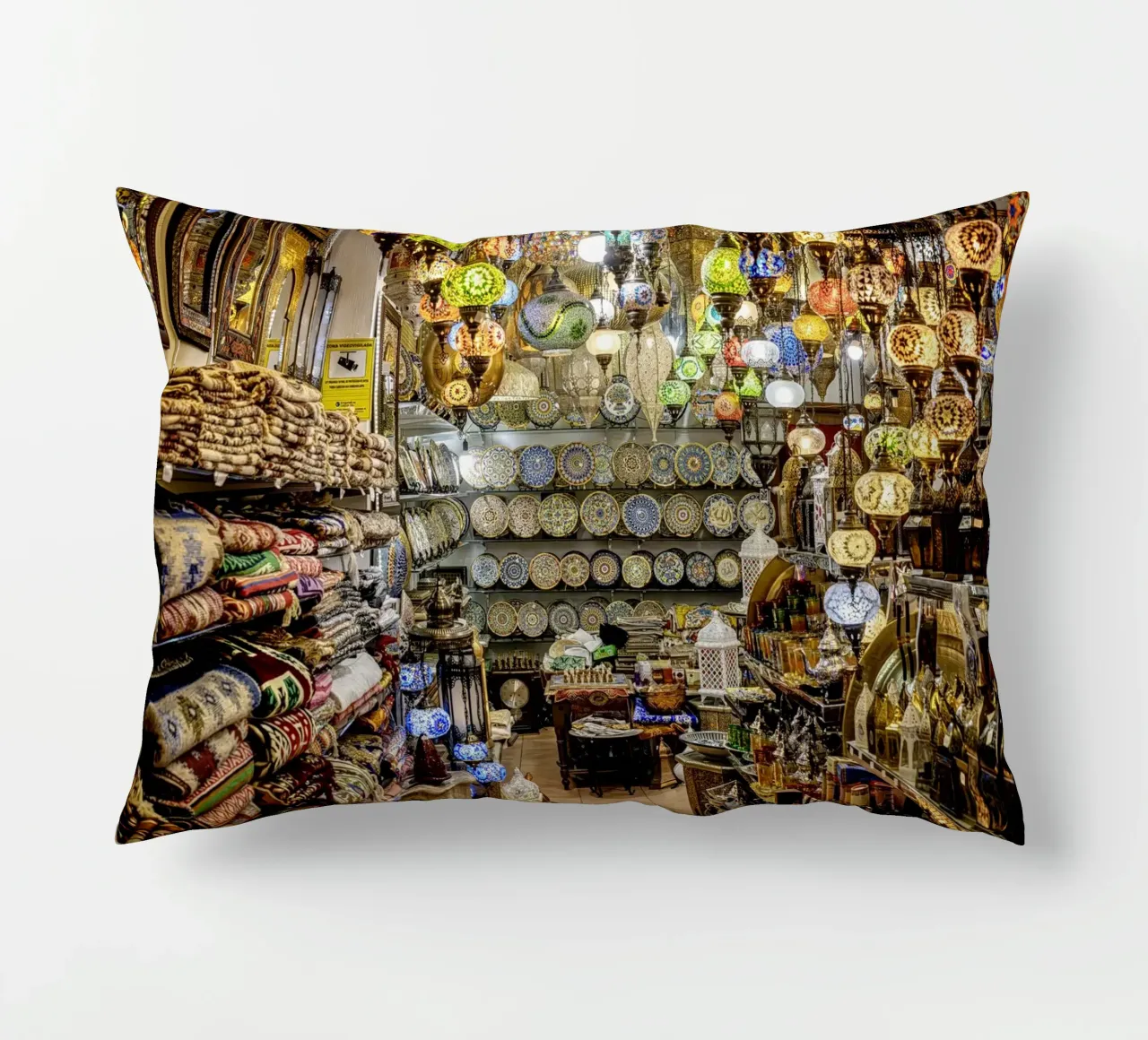 Negozio di souvenir con tappeti e lanterne cuscino da Bilderwelt - Kunst für die Wand
