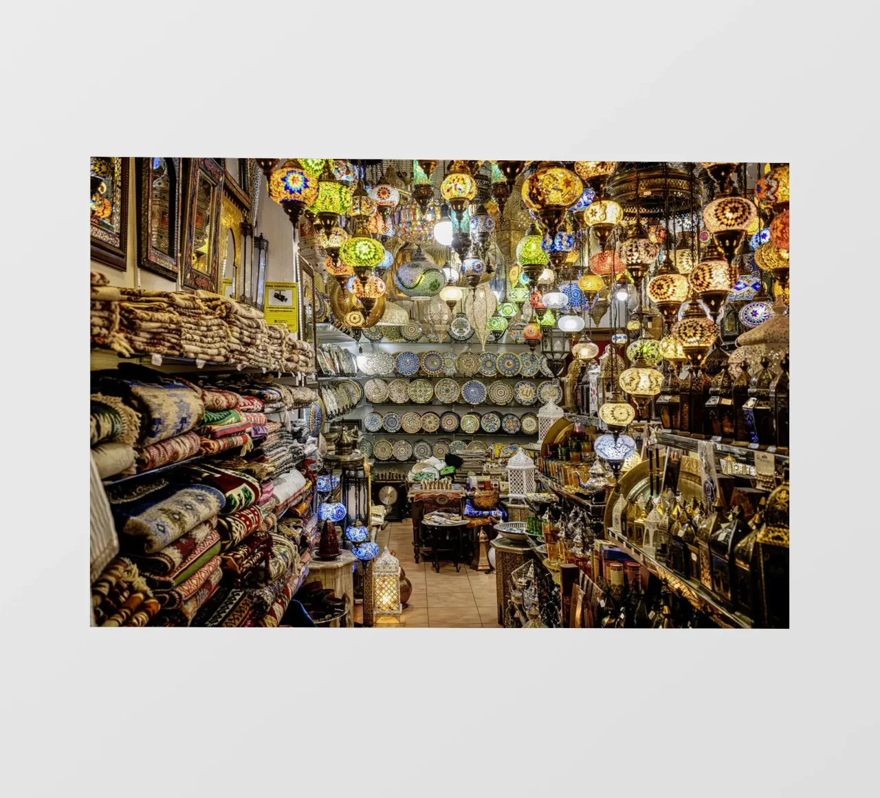 Negozio di souvenir con tappeti e lanterne pellicola backlit da Bilderwelt - Kunst für die Wand