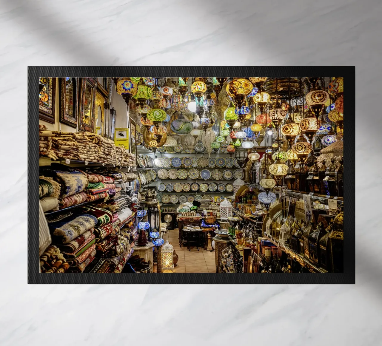 Negozio di souvenir con tappeti e lanterne zerbino da Bilderwelt - Kunst für die Wand