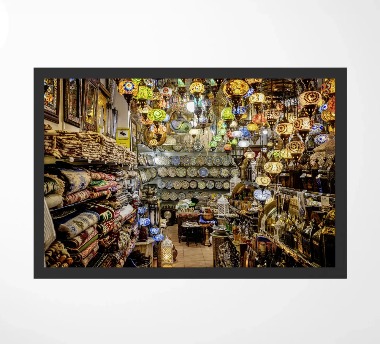 Negozio di souvenir con tappeti e lanterne zerbino da Bilderwelt - Kunst für die Wand