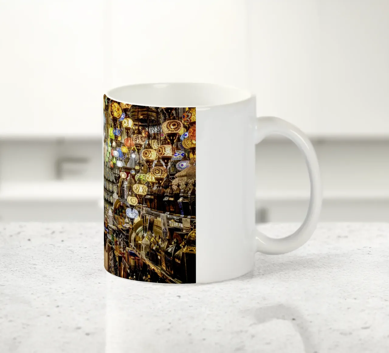 Negozio di souvenir con tappeti e lanterne tazza in ceramica da Bilderwelt - Kunst für die Wand