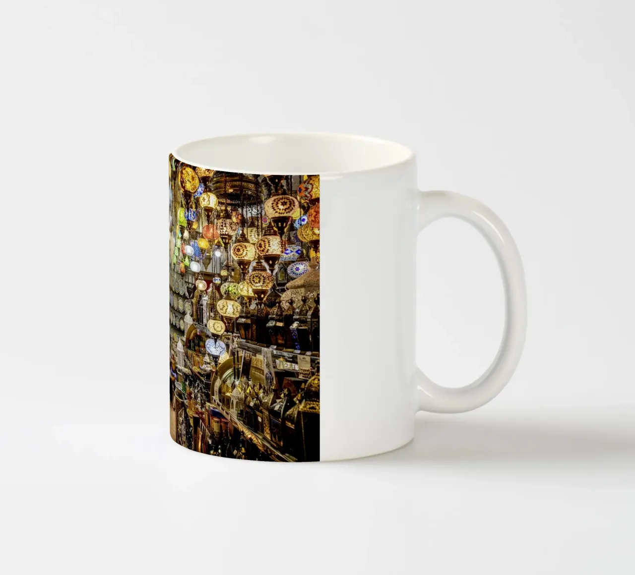 Negozio di souvenir con tappeti e lanterne tazza in ceramica da Bilderwelt - Kunst für die Wand