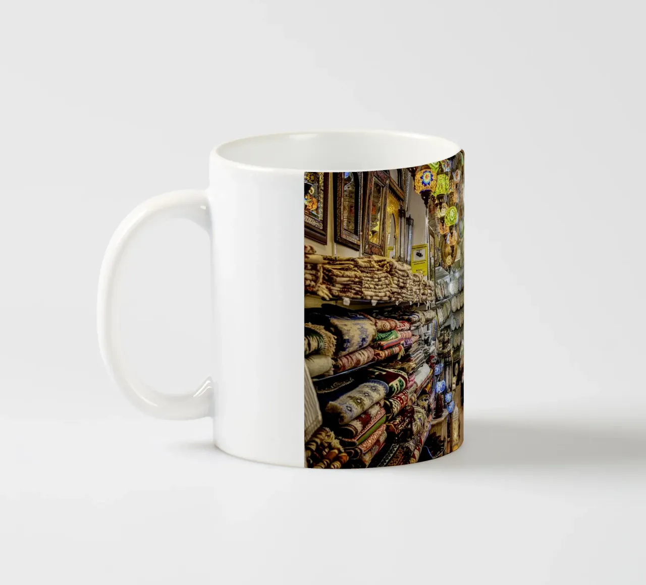Negozio di souvenir con tappeti e lanterne tazza in ceramica da Bilderwelt - Kunst für die Wand