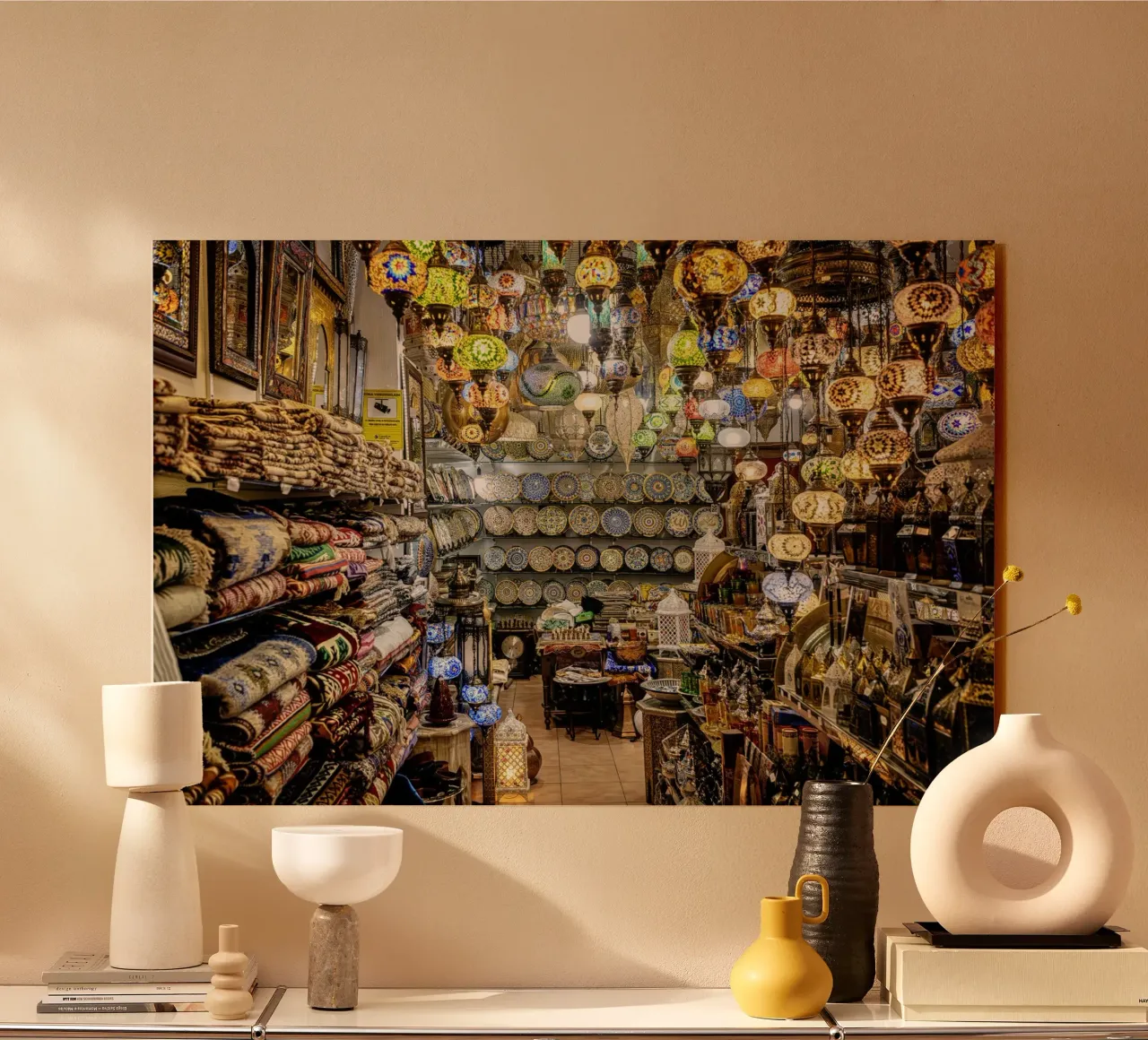 Negozio di souvenir con tappeti e lanterne plexiglass da Bilderwelt - Kunst für die Wand