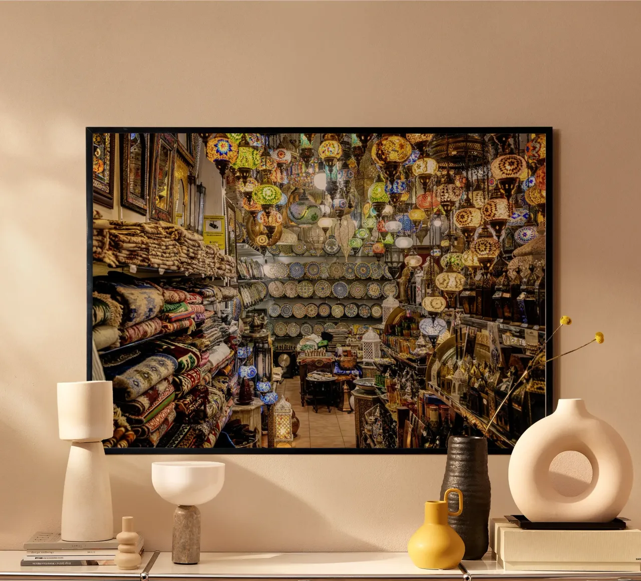 Negozio di souvenir con tappeti e lanterne carta hahnemühle da Bilderwelt - Kunst für die Wand