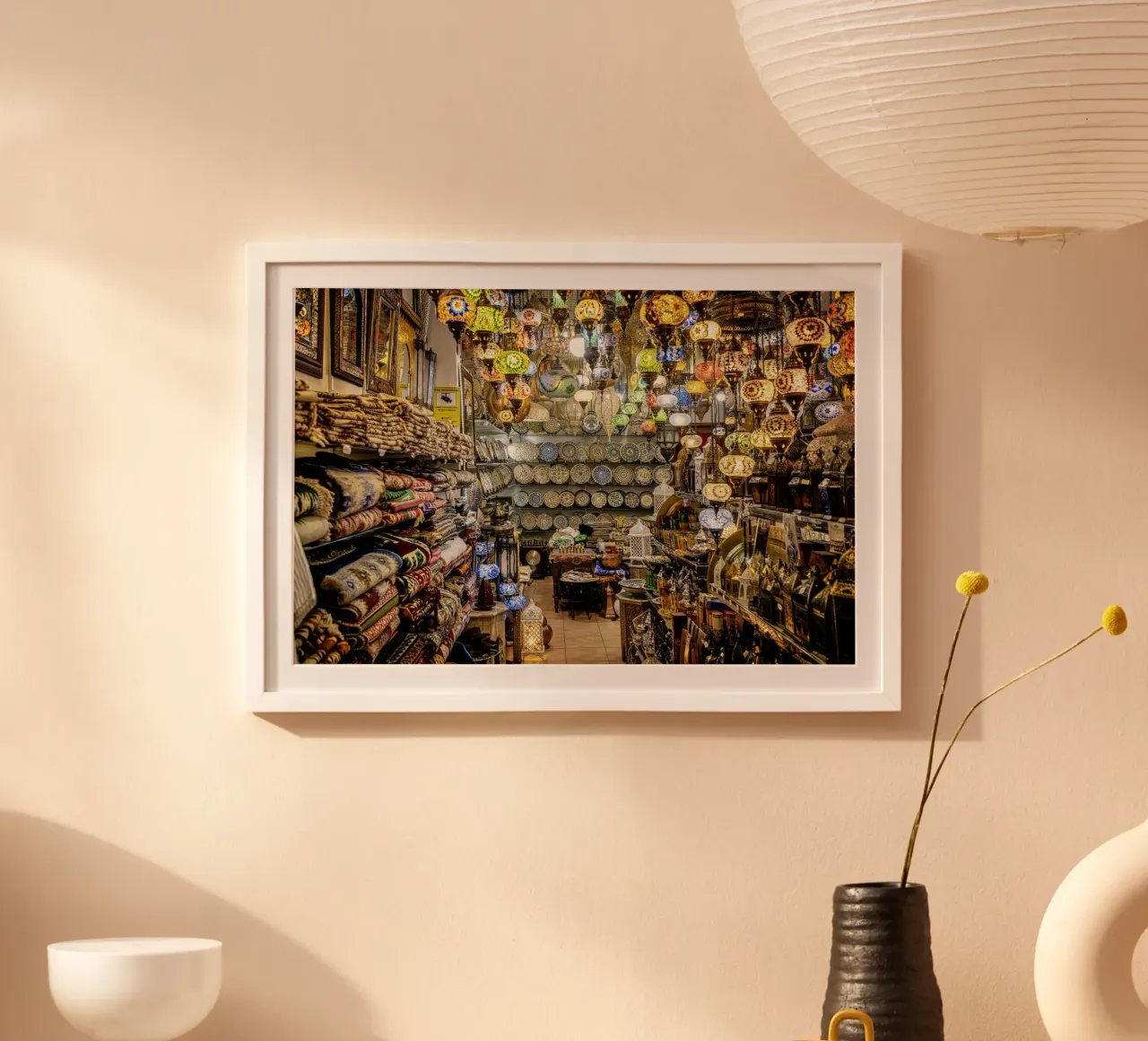 Negozio di souvenir con tappeti e lanterne carta hahnemühle da Bilderwelt - Kunst für die Wand