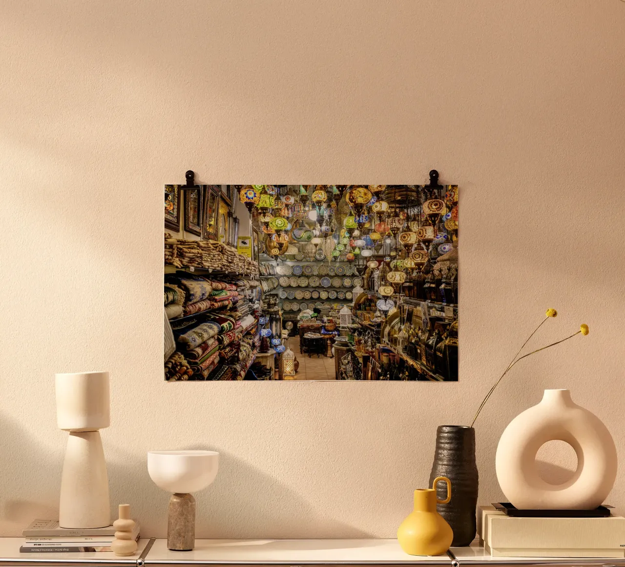 Negozio di souvenir con tappeti e lanterne carta hahnemühle da Bilderwelt - Kunst für die Wand