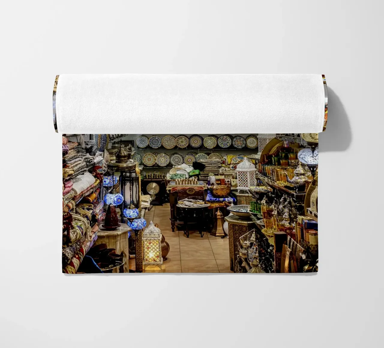 Negozio di souvenir con tappeti e lanterne telo mare da Bilderwelt - Kunst für die Wand