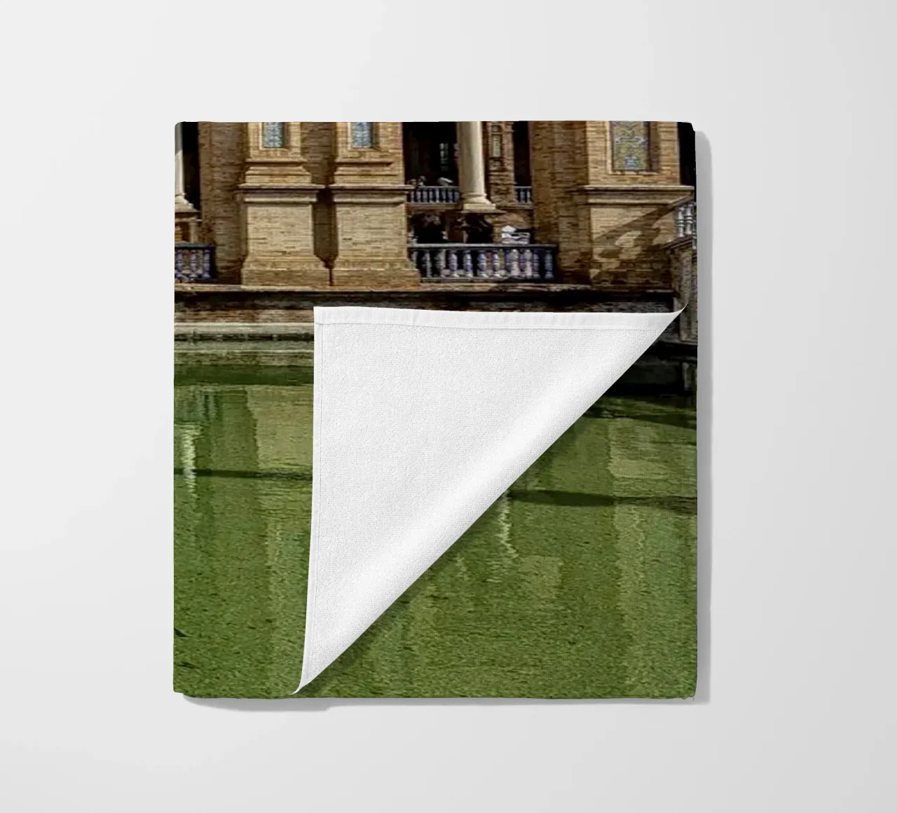 Plaza de España mit Brücke und Türmen Strandtuch von Bilderwelt - Kunst für die Wand